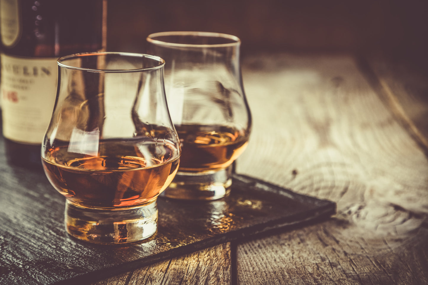 the-modern-gentleman-whiskey-with-ice-in-glasses