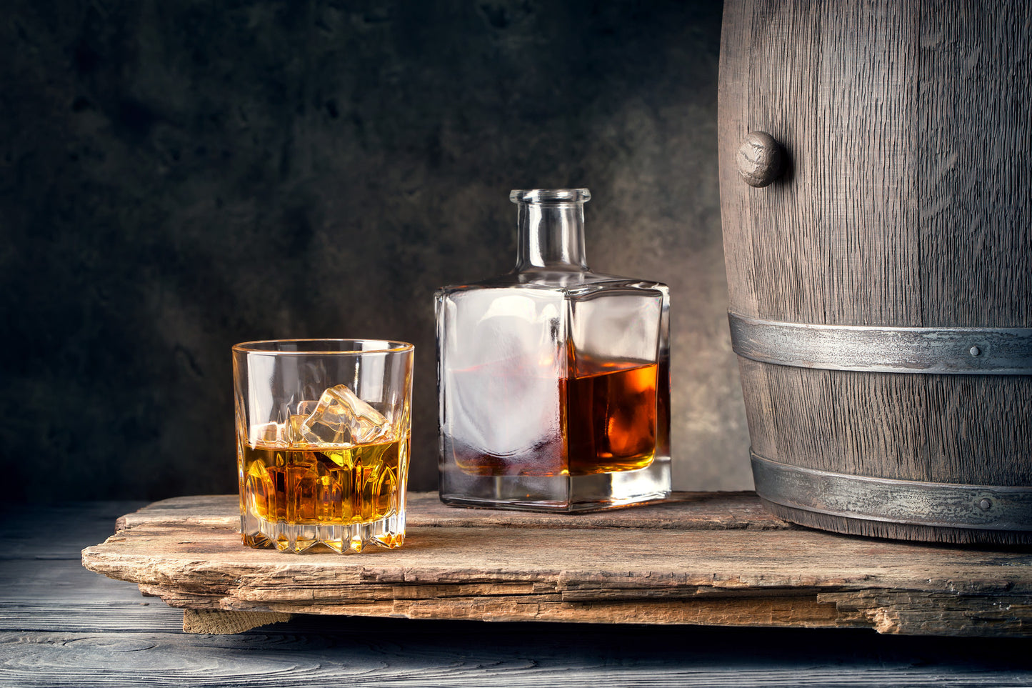 the-modern-gentleman-glass-of-whiskey-with-ice-decanter