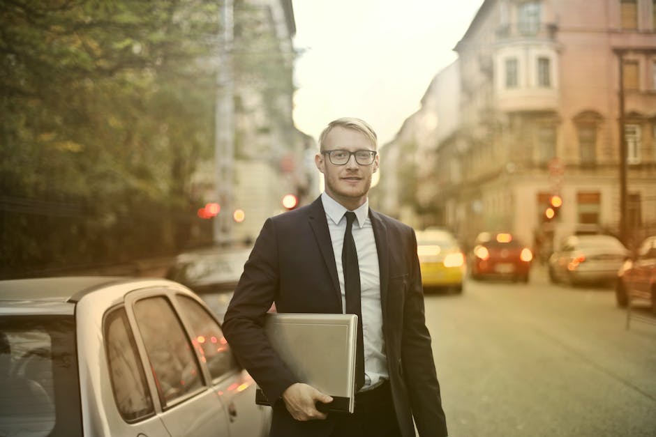 the-modern-gentleman-dressed-in-suit-with-laptop