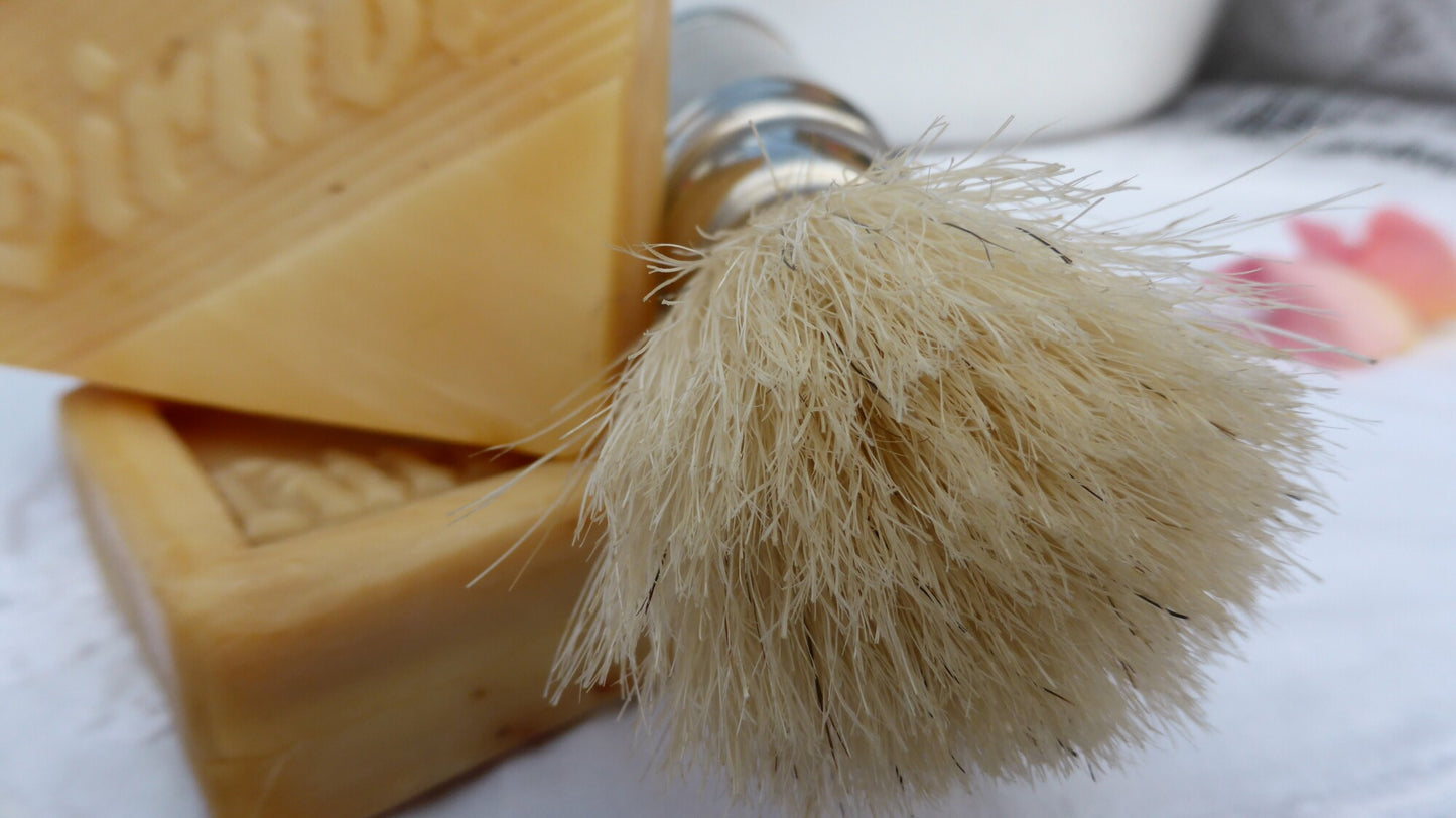 the-modern-gentleman-shaving-brush-cosmetics-shavin