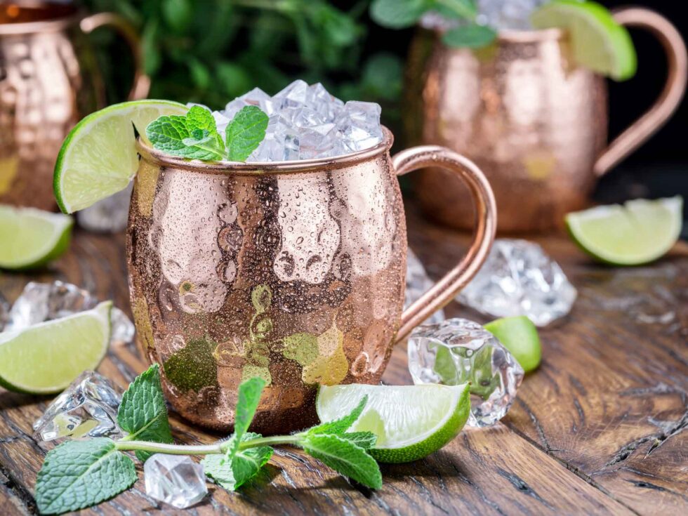 the-modern-gentleman-moscow-mule-frosty-copper-mug-with-lime-and-ice-cubes